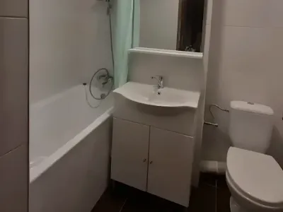 baie spatioasa cu cada apartament inchiriere Sector 3 Bucuresti